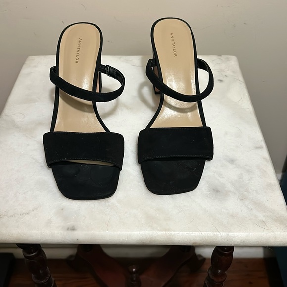 NIB Ann Taylor Two Strap Block Heel Sandal, Size 8 1/2 - Picture 1 of 6
